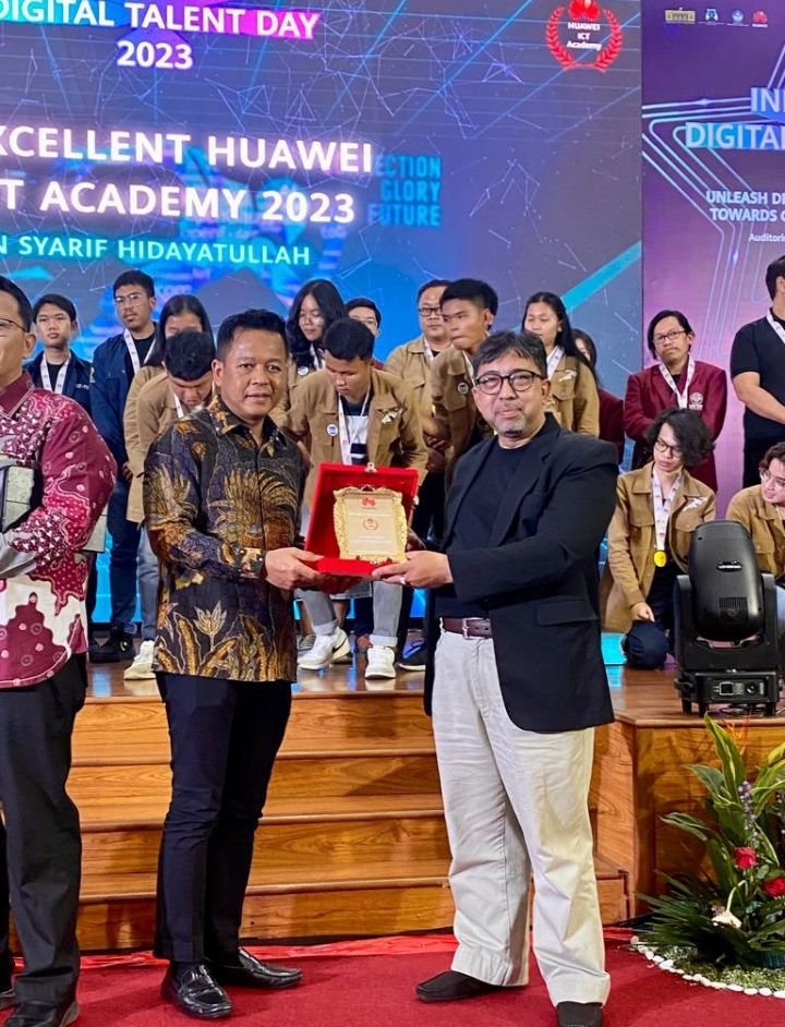 Rektor USU Raih Penghargaan Pembinaan Talenta Digital dari KSP-Huawei