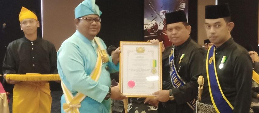 Sang Pejuang Duafa H Ikhwan Lubis Mendapat Gelar Datuk Limpah Kurnia Payung Negeri