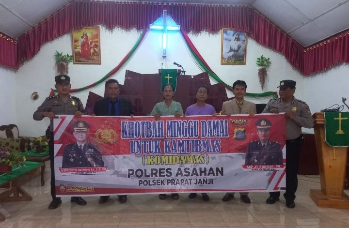 Personel Polsek Prapat Janji Laksanakan Minggu Kasih di Gereja HKBP