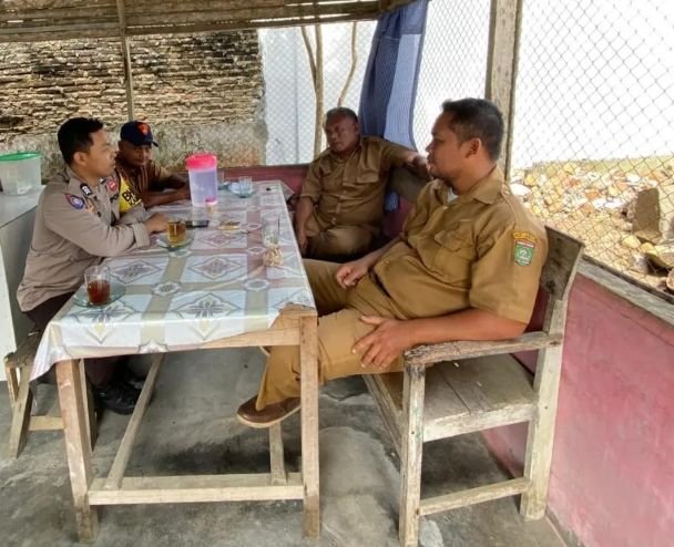 Bhabinkamtibmas Polsek Bandar Pulau Lakukan Giat Jumat Curhat untuk Perangi Permasalahan Kamtibmas