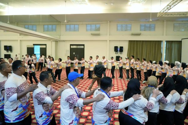 Keseruan Outbond Bangun Semangat Kolaborasi Diantara Camat dan Lurah Se-Kota Medan