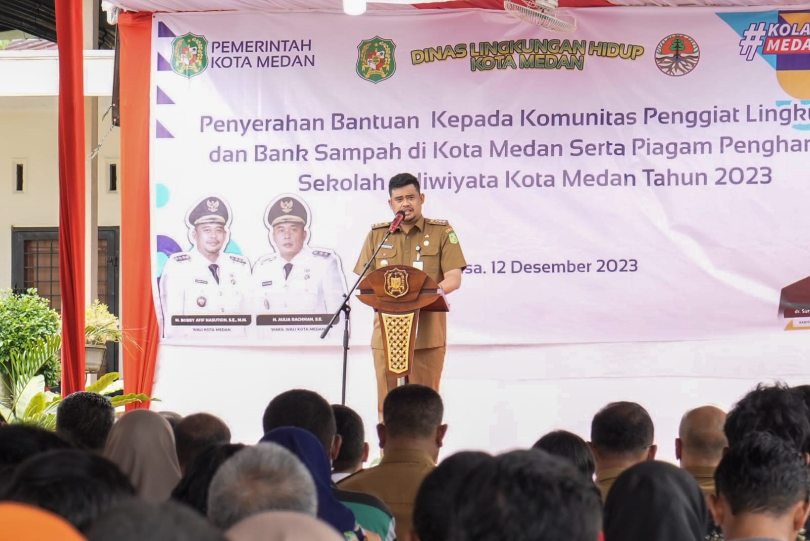Bobby Nasution Serahkan Bantuan Mesin dan Peralatan pada Komunitas Lingkungan serta Bank Sampah