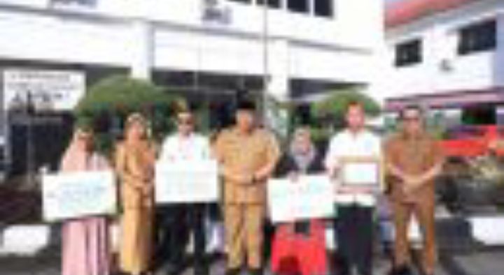 Wali Kota Solok Zul Elfian Umar Pembina Apel Pagi Lingkup Pemerintah Kota Solok di Halaman Bappeda Kota Solok