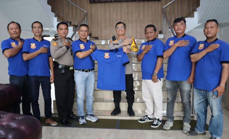 Kapolrestabes Medan Kombes Teddy Marbun Ajak Pewarta Berkolaborasi, Ketua Pewarta Berikan Baju Kaos
