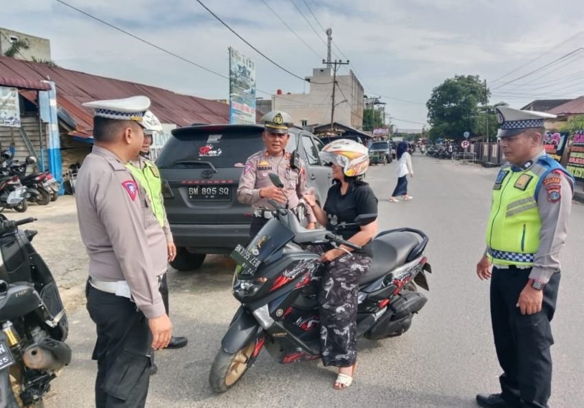 Tingkatkan Kesadaran Patuh Berlalu Lintas Polres Labusel Bagikan Helm ke Pemotor di Jalinsum