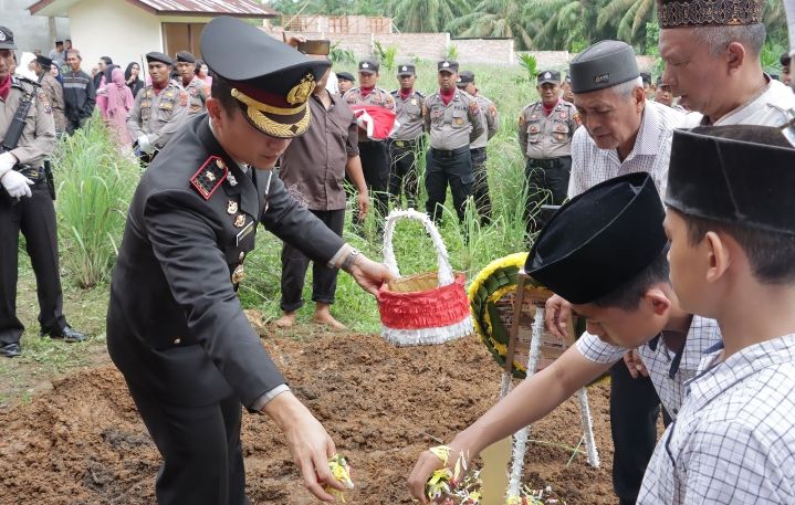 Waka Polres Pimpin Upacara Pemakaman Bhabinkamtibmas Polsek Prapat Janji