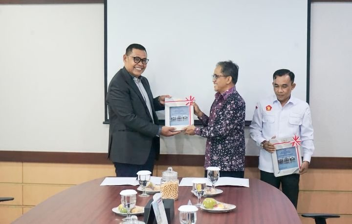 Bupati Solok Terima Laporan Hasil Pemeriksaan (PDTT) Kepatuhan Belanja Daerah Pemerintah Kabupaten Solok