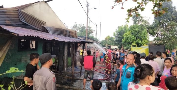 Satu Unit Rumah Terbakar Saat Mengisi Minyak Pertalite Ketengan Di Jalan Pergam Kisaran