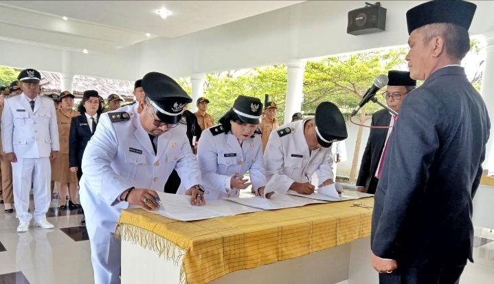 Bupati Simalungun Lantik 33 Pejabat Administratur dan Pengawas