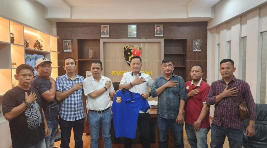 Tim URC Polrestabes Medan Gerak Cepat Cegah Begal dan Kejahatan Jalanan, "Ketua Pewarta Berikan Baju Kaos Pewarta"