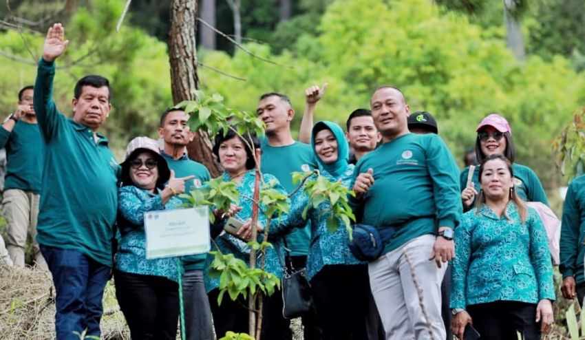 PJ Gubsu Bersama Bupati Simalungun Tanam Bibit Pohon di Kelurahan Sipolha Horisan