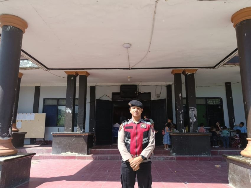 Personil Polres Pakpak Bharat Melaksanakan Pengamanan Gereja