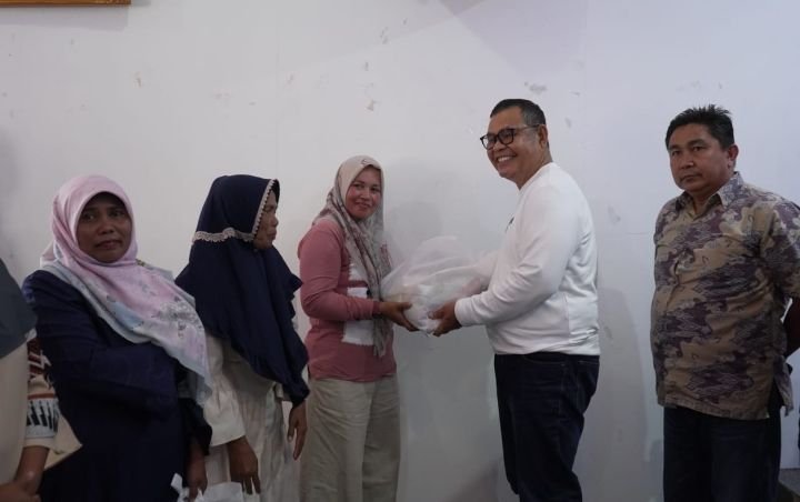 Sebanyak 550 Paket Sembako Dibagikan Bupati Solok di Nagari Surian