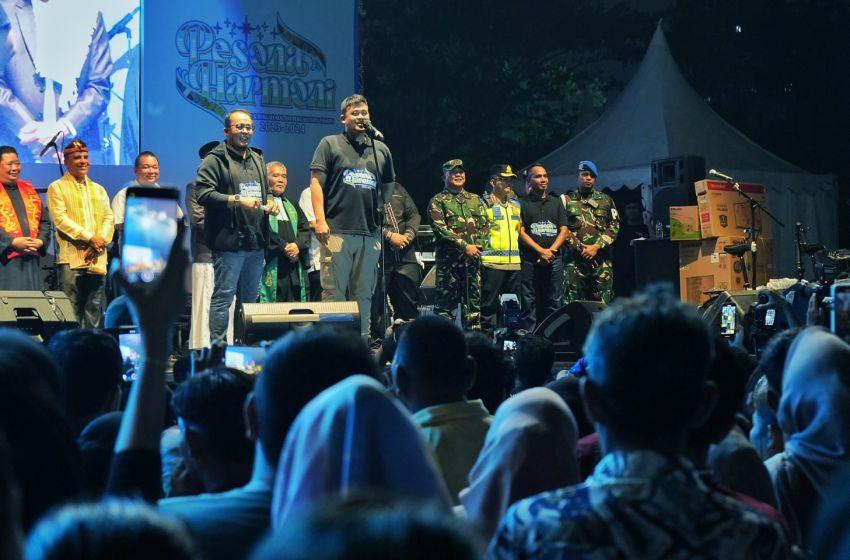 Drone Light Show Warnai Malam Pergantian Tahun di Medan