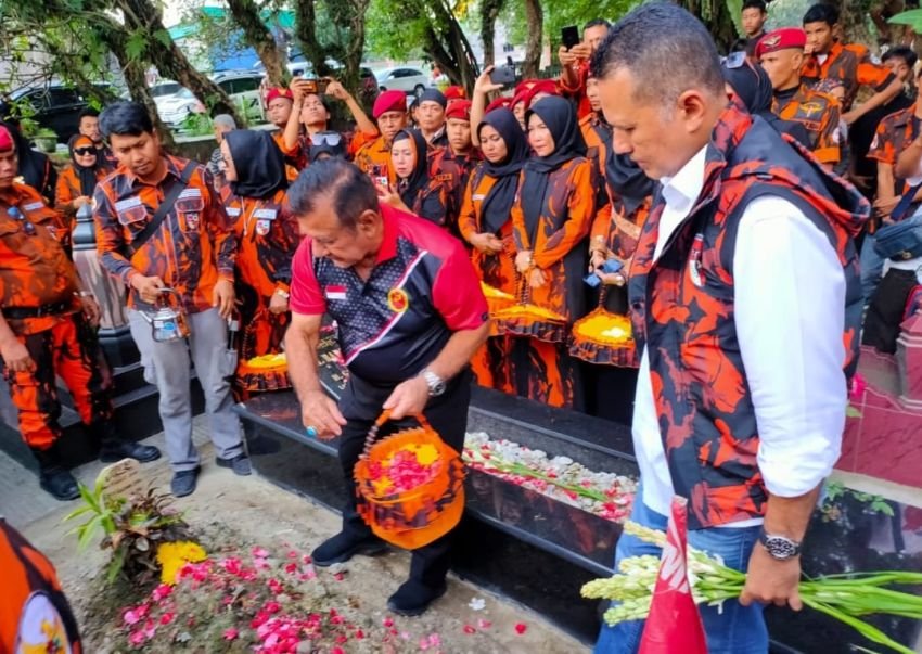 Japto SS Ketum MPN Pemuda Pancasila Ziarah Makam Mantan Ketua PP Sumut Alm Kodrat Shah dan Anuar Shah