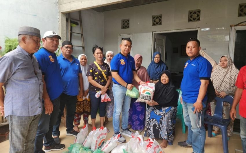 Program Jumat Barokah Pewarta Terus Berjalan, Chairum Lubis Bagikan Sembako Kepada Kaum Duafa di Jalan Bromo