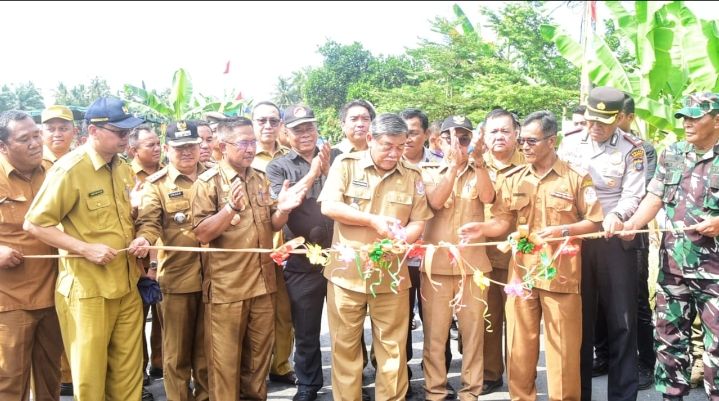 Lawatan ke Hamparan Perak, Bupati Resmikan Dua Jembatan & Empat Jalan