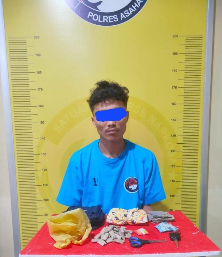 Pengedar Daun Ganja di Air Batu Dicekok Polisi