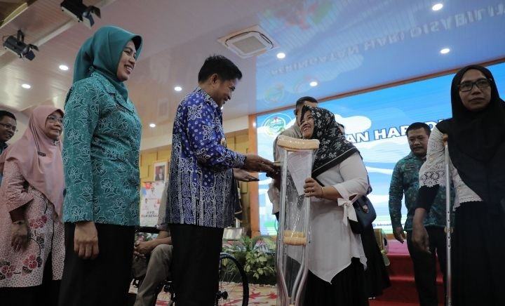 PLN UID Sumatera Utara Serahkan Bantuan 50 Unit Tongkat Kruk