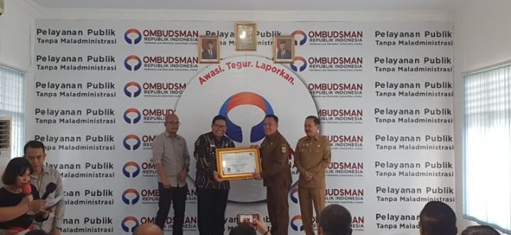 Pemkab.Pakpak Bharat Terima Piagam Dari Ombudsman di Medan
