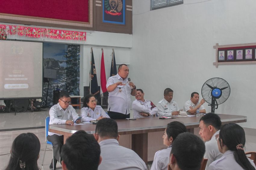 Mengawali Semangat Tahun Baru, Kalapas Binjai Kanwil Kumham Sumut Theo Adrianus Pimpin Rapat Dinas