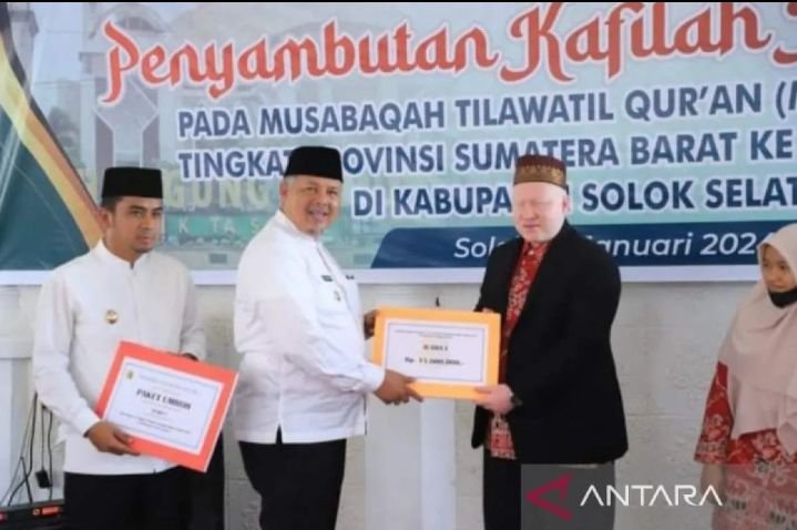 Wali Kota Solok Serahkan Hadiah Kepada Para Kafilah MTQ Kota Solok