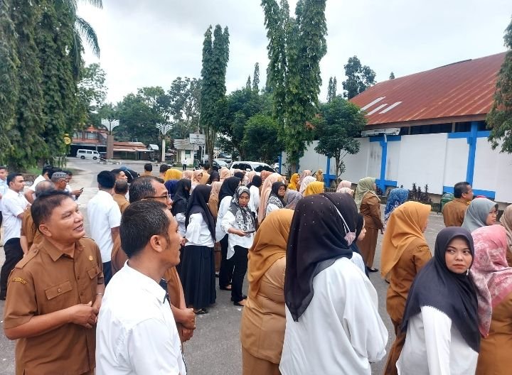 Sekda Medison Bertindak Sebagai Pembina Apel di Koto Baru