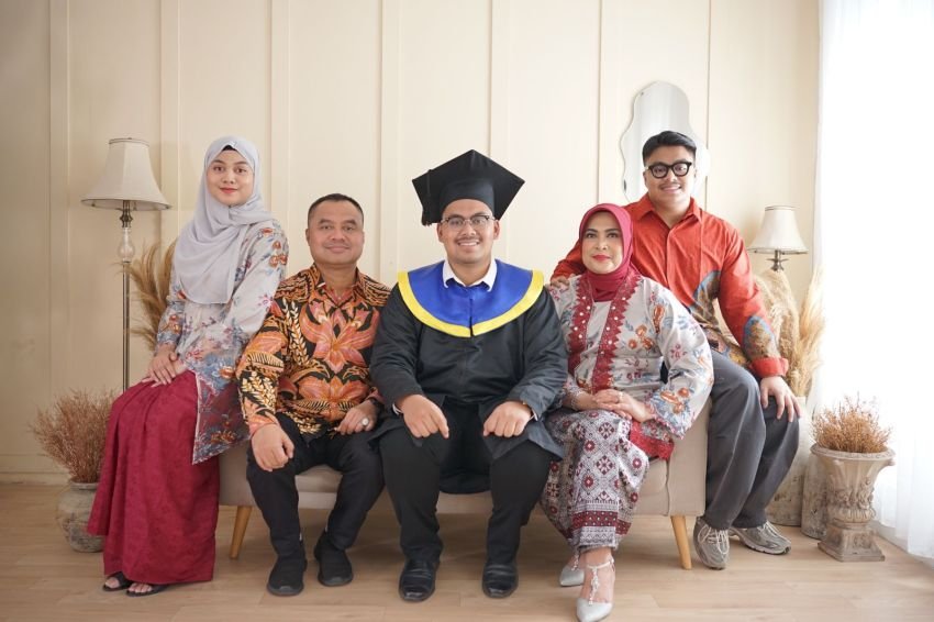 Ketua PWI Sumut Hadiri Wisuda Putranya di Undip Semarang,  " Semoga ilmunya Bermanfaat"