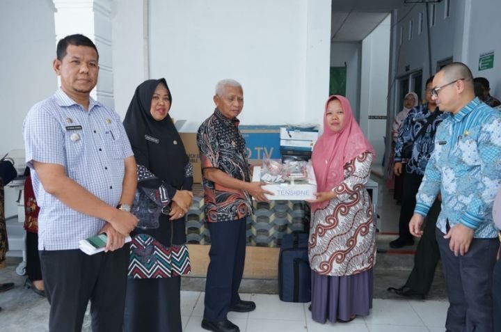 Bupati Asahan Serahkan Alat Kesehatan di UPTD Puskesmas Prapat Janji