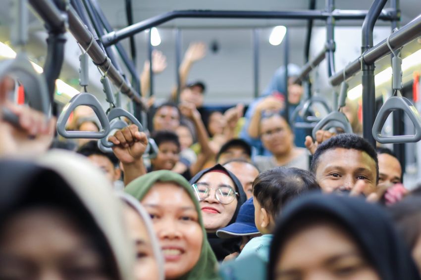 Warga Antusias Naik Bus Listrik, Tranportasi Umum yang dijadikan Sarana Hiburan Akhir Pekan Untuk Nikmati Kota Medan