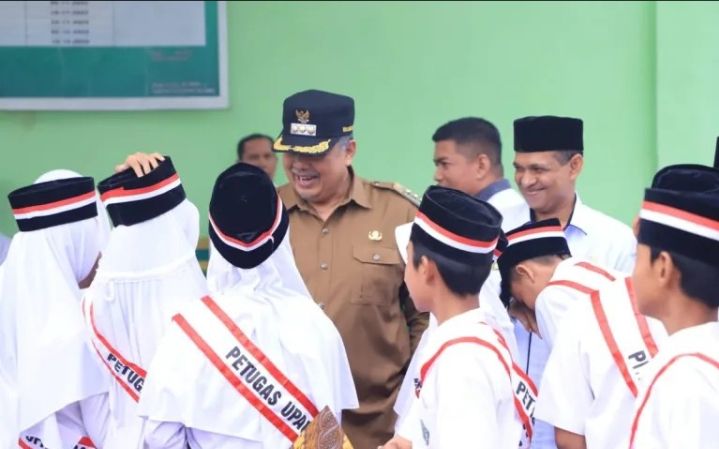 Wali Kota Solok, Zul Elfian Umar Menjadi Pembina Upacara Bendera di MIN Kota Solok.