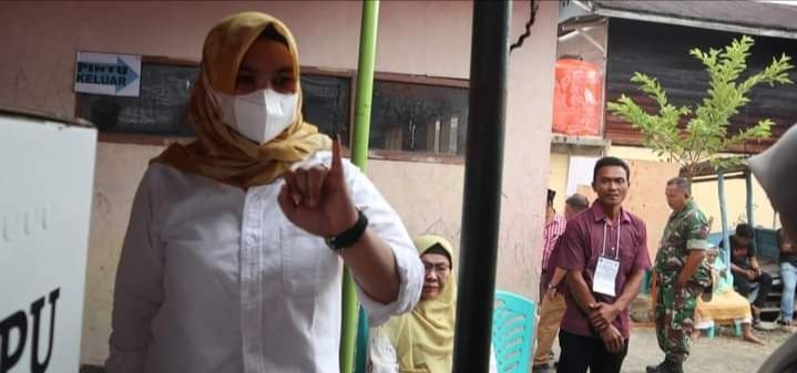 Coblos di TPS 02 Wabup Atika Nasution : Mari Sama - Sama Jaga Kondusifitas Pemilu