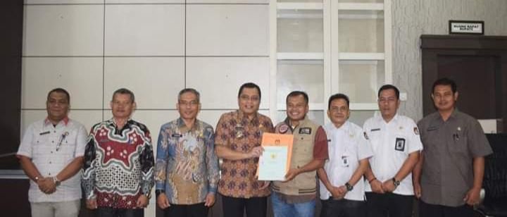 Pj Bupati Palas Serahkan Sertifikat Tanah Hibah ke Ketua KPU Indra Syahbana Nasution,