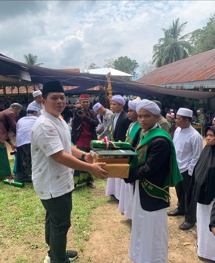 Hadiri Penamatan Santri Ponpes Babul Hasanah,   Putra Mahkota Bantu Para Santri Yang Tamat