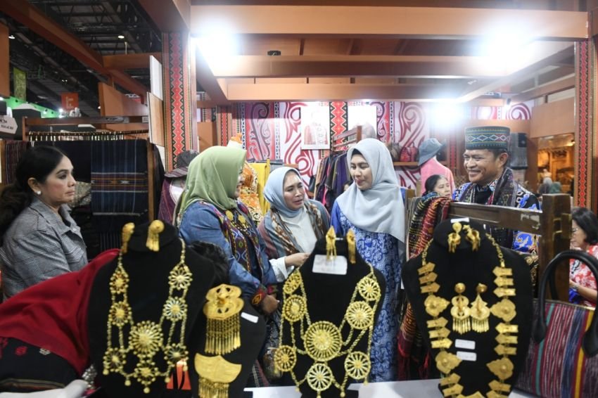 Kunjungi Seluruh Stan asal Sumut di Inacraft 2024, Pj Gubernur Hassanudin Beri Motivasi para Pengrajin