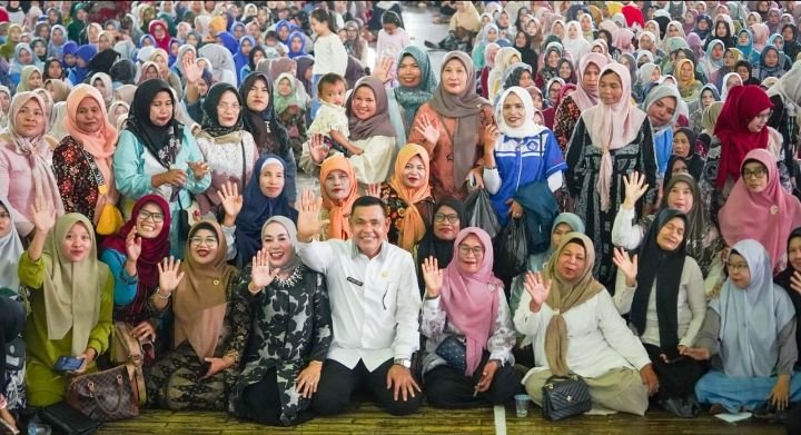 Bupati Solok Capt. H. Epyardi Asda, M.Mar Dt Sutan Majo Lelo Buka Rapat Pembinaan dan Peningkatan Kapasitas Kader KB/Lini Lapangan se-Kabupaten Solok