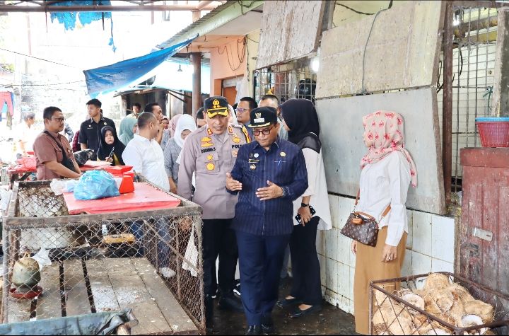 Pj. Walikota Bersama AKBP Dudung Setyawan Pantau Harga Kebutuhan Pokok di Pasar