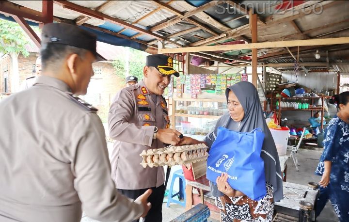 Kapolres Padangsidimpuan Bagikan Sembako, AKBP Dudung Setyawan : Kehangatan di Jum'at Berkah Bersama Warga