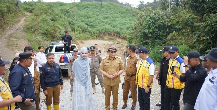Bupati Solok Bersama Anggota Komisi V DPR RI Tinjau Jalan Rimbo Data-Kapujan