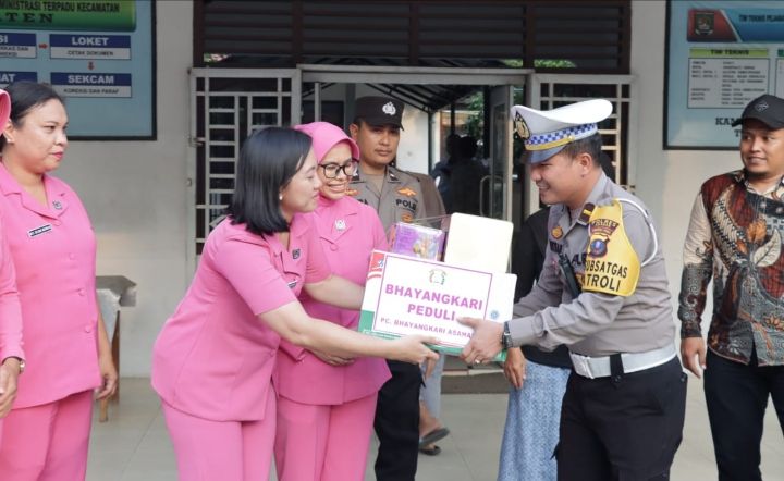 Kapolres Asahan dan Ketua Bhayangkari Cabang Asahan Bagikan Bingkisan ke Petugas PAM PPK Kecamatan Kisaran Barat