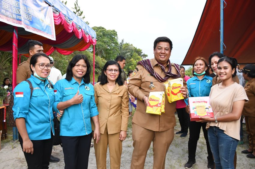 BUPATI SAMOSIR BAGIKAN PUPUK GRATIS DI DESA PARDOMUAN I DAN HUTA TINGGI
