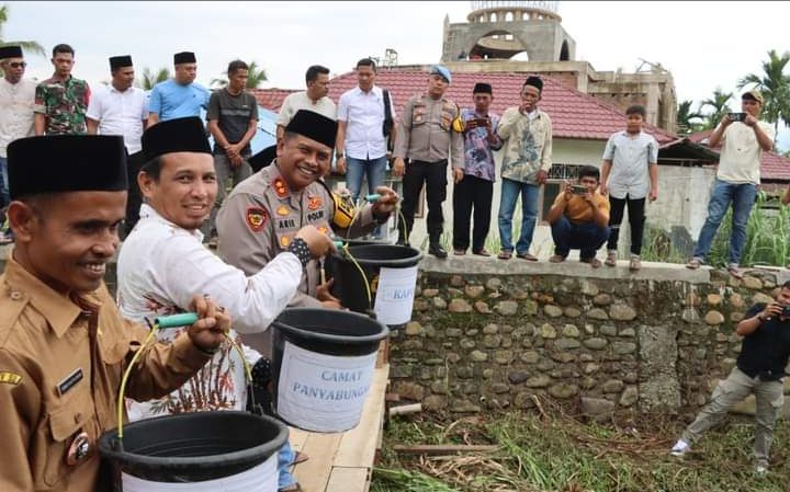 Dengar Aspirasi, AKBP Arie Paloh Beri Bantuan Benih Ikan untuk Warga Gunung Manaon Madina