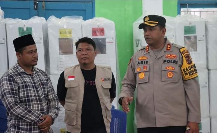 AKBP Arie Paloh Pantau Jalannya Rapat Pleno Perhitungan Suara di Dua Kecamatan Madina