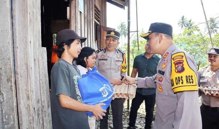 AKBP Dudung Setyawan Bagi Sembako Ringankan Beban Masyarakat di Timbangan Padangsidimpuan saat Jum'at Berkah