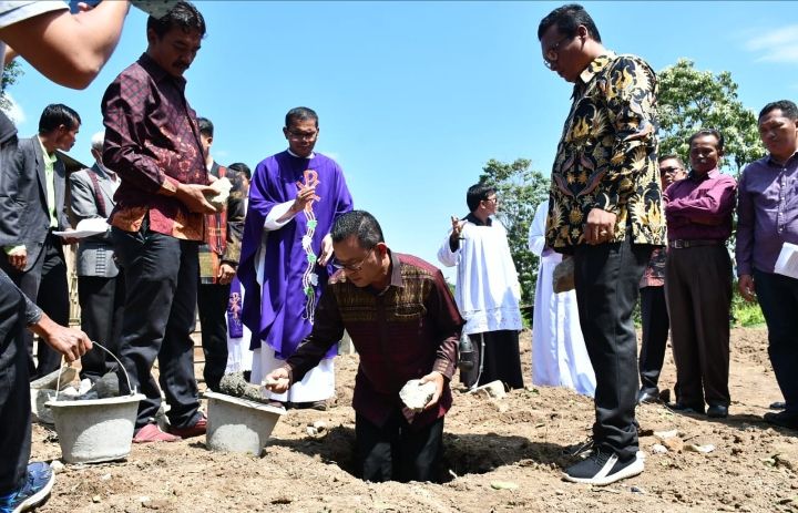 Pembangunan Gereja Katolik Stasi Sitorus, Bupati Toba : Gereja Selesaikan Semua Masalah