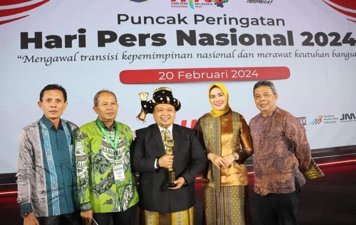 Peduli atas Lingkungan, Bupati Tapsel Dolly Pasaribu raih Anugerah PWI 2024