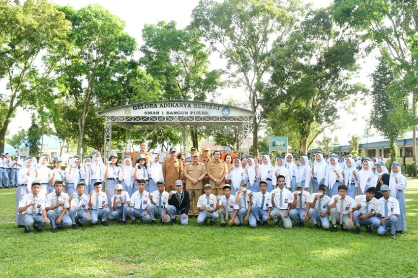 Bupati Jadi Pembina Upacara Bendera SMA Negeri 1 Bangun Purba & Serahkan KTP Elektronik