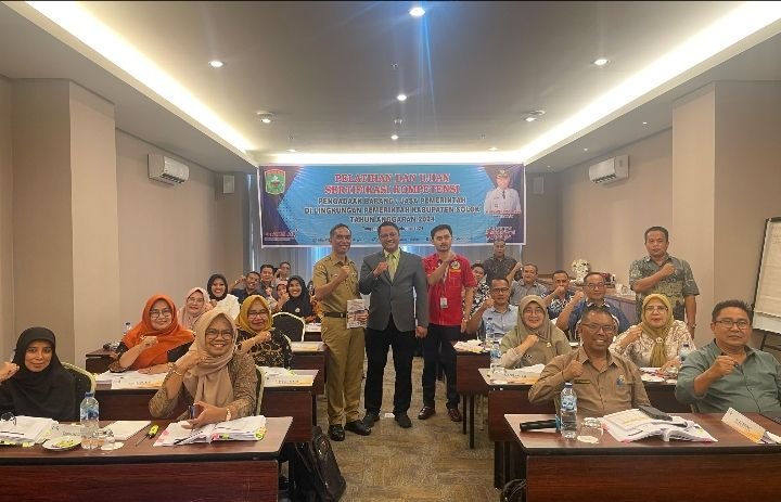 Pelatihan dan Ujian Kompetensi Sertifikasi Pengadaan Barang/Jasa Pemerintah di Kabupaten Solok Dibuka Bupati Solok Diwakili Sekda Kabupaten Solok.