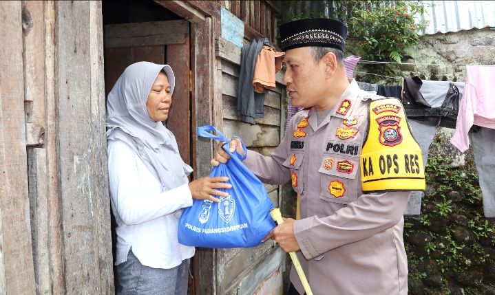 Jum'at Berkah, Kapolres Padangsidimpuan AKBP Dudung Setyawan Bagikan Sembako di Si Layang-Layang
