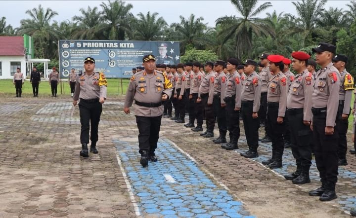AKBP Diari Astetika Pimpin Apel Pergeseran Pasukan Ops Mantab Brata Toba 2023-2024 di Mako Polres Palas